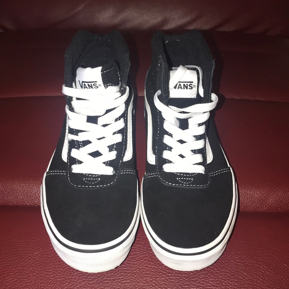 Like New! VANS Boys hi-top sneaker